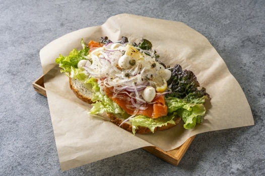 スモークサーモンとモッツァレラチーズのオープンサンド　1,500円