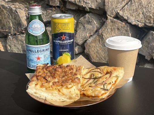 本日のフォカッチャ(400円〜)と各種ドリンク(350円〜400円)