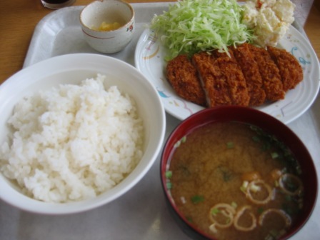 とんかつ定食　700円